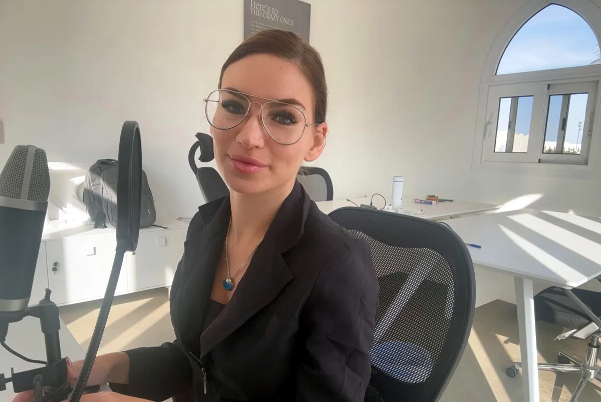 Claudia przy biurku w okularach