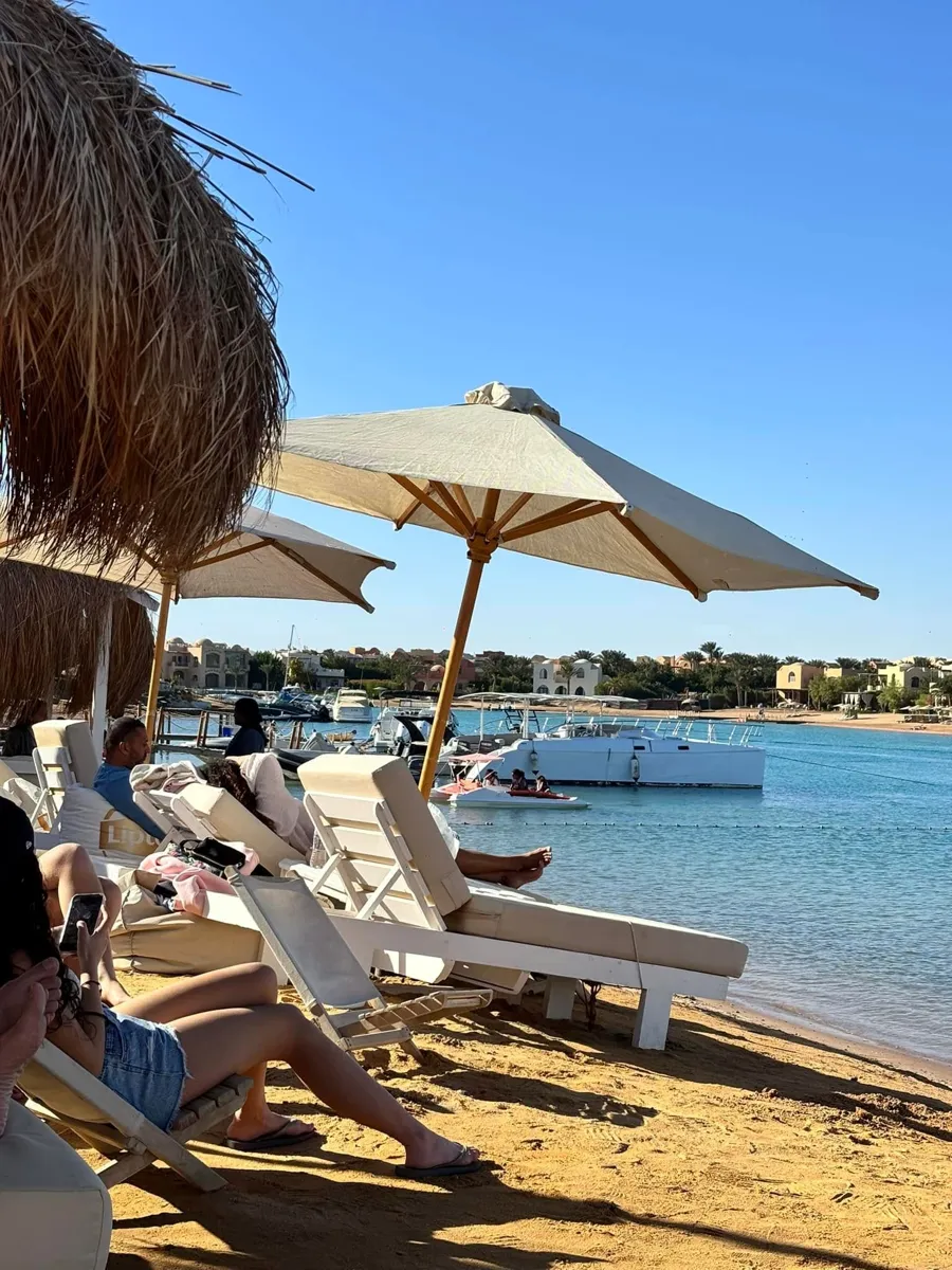 Plaża z parasolami w El Gounie