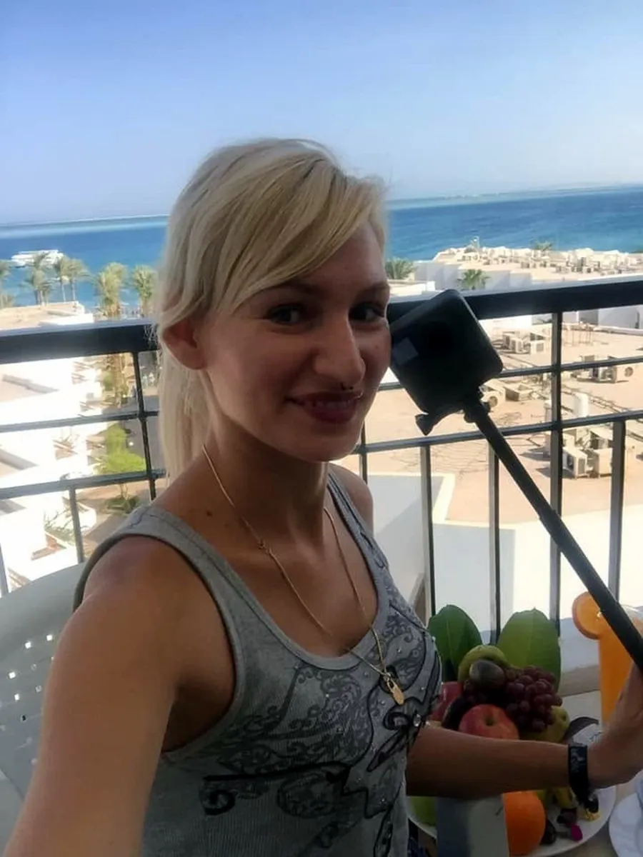 Claudia nagrywa wideo na balkonie z widokiem na morze