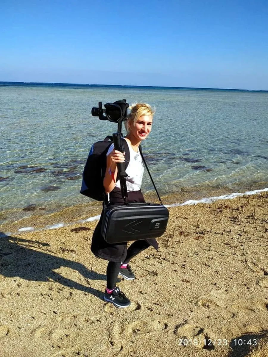 Claudia z aparatem i gimbalem na plaży